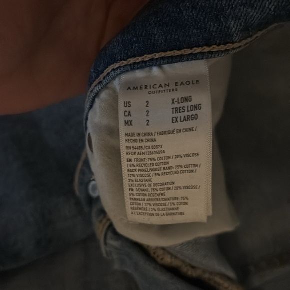 American Eagle light denim jeans with rips in the knees - Picture 4 of 4